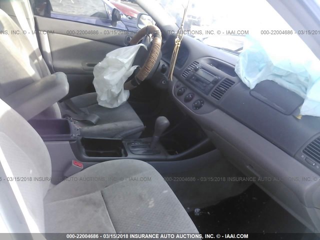 4T1BE32K62U094256 - 2002 TOYOTA CAMRY LE/XLE/SE WHITE photo 5