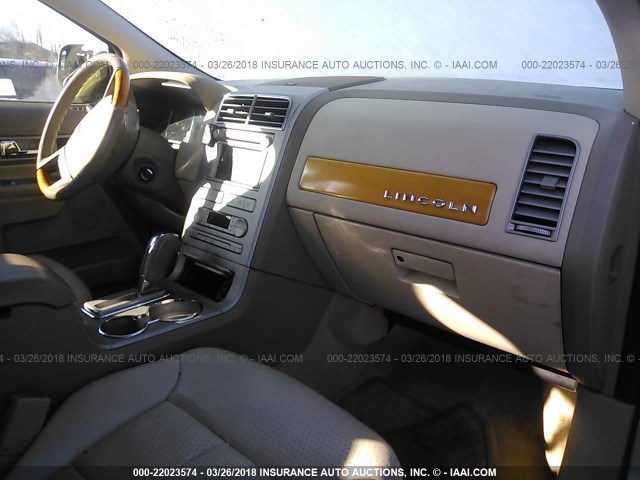 2LMDU88C47BJ22372 - 2007 LINCOLN MKX WHITE photo 5