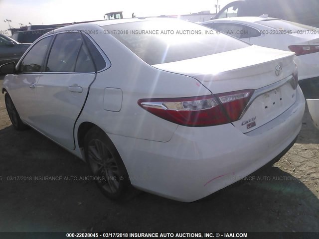 4T1BF1FK1FU492637 - 2015 TOYOTA CAMRY LE/XLE/SE/XSE WHITE photo 3