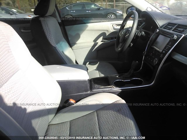 4T1BF1FK1FU492637 - 2015 TOYOTA CAMRY LE/XLE/SE/XSE WHITE photo 5