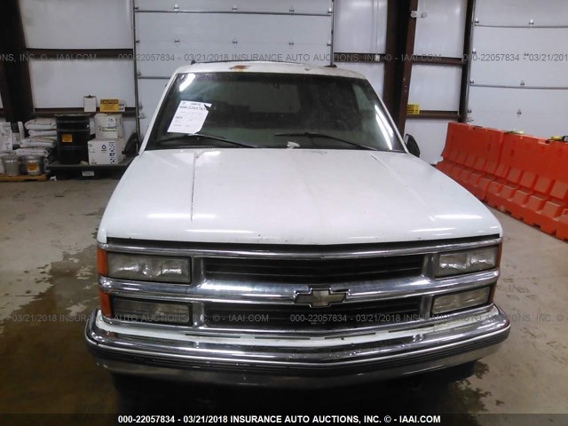 1GNEK13R5XJ331832 - 1999 CHEVROLET TAHOE K1500 WHITE photo 6