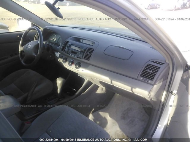 4T1BE32KX3U201830 - 2003 TOYOTA CAMRY LE/XLE/SE SILVER photo 5