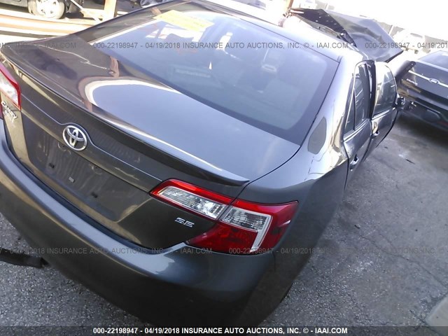 4T1BF1FK2EU386521 - 2014 TOYOTA CAMRY L/SE/LE/XLE 灰色 照片 4