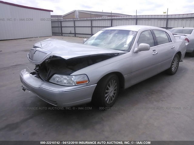 1LNHM81W44Y684613 - 2004 LINCOLN TOWN CAR EXECUTIVE/SIGNATURE SILVER photo 2