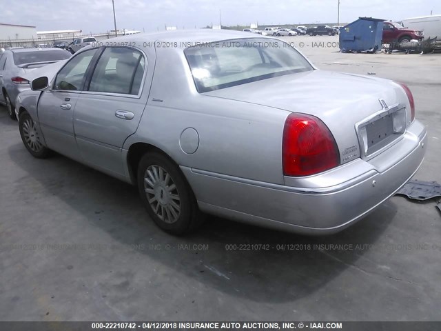 1LNHM81W44Y684613 - 2004 LINCOLN TOWN CAR EXECUTIVE/SIGNATURE SILVER photo 3