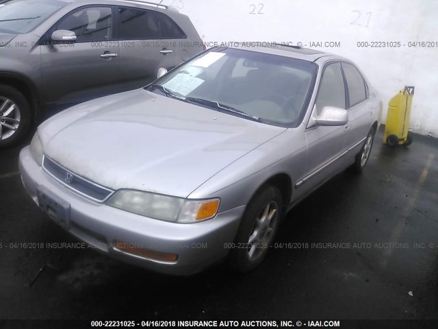 1HGCD5658TA073103 - 1996 HONDA ACCORD EX/EX-R SILVER photo 2