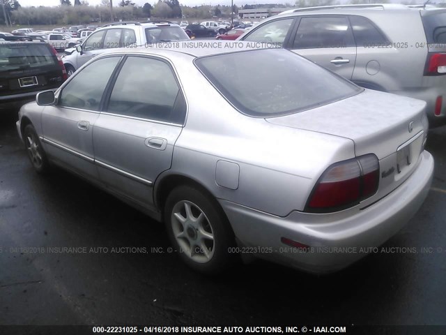 1HGCD5658TA073103 - 1996 HONDA ACCORD EX/EX-R SILVER photo 3