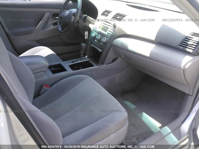 4T1BE46K29U292200 - 2009 TOYOTA CAMRY SE/LE/XLE SILVER photo 5