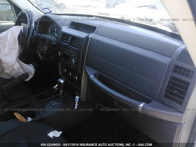 1J4PN3GK0BW588257 - 2011 JEEP LIBERTY RENEGADE WHITE photo 5