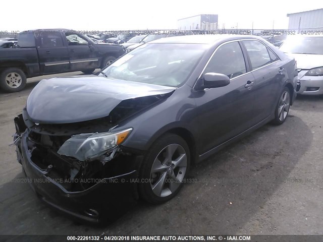 4T1BK1FK1DU526780 - 2013 TOYOTA CAMRY SE/XLE GRAY photo 2