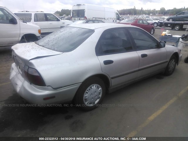 1HGCD5621VA068429 - 1997 HONDA ACCORD DX SILVER photo 4