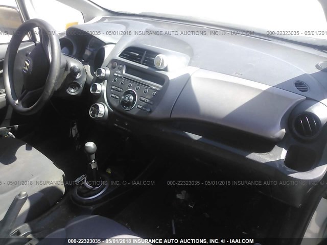 JHMGE87269S071743 - 2009 HONDA FIT WHITE photo 5