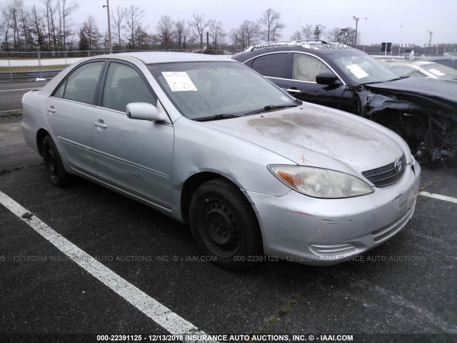 4T1BE32K62U569033 - 2002 TOYOTA CAMRY LE/XLE/SE SILVER photo 1