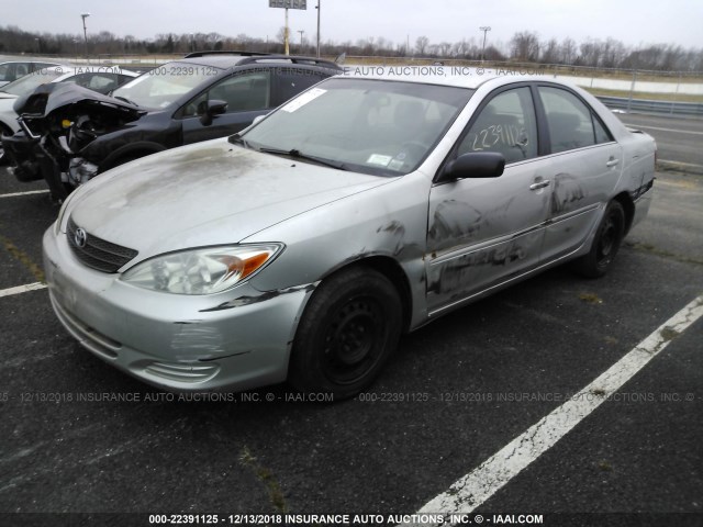4T1BE32K62U569033 - 2002 TOYOTA CAMRY LE/XLE/SE SILVER photo 2