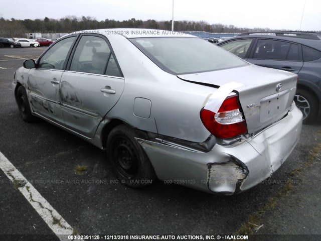 4T1BE32K62U569033 - 2002 TOYOTA CAMRY LE/XLE/SE SILVER photo 3
