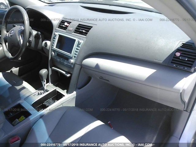 4T1BB46K98U054190 - 2008 TOYOTA CAMRY HYBRID SILVER photo 5