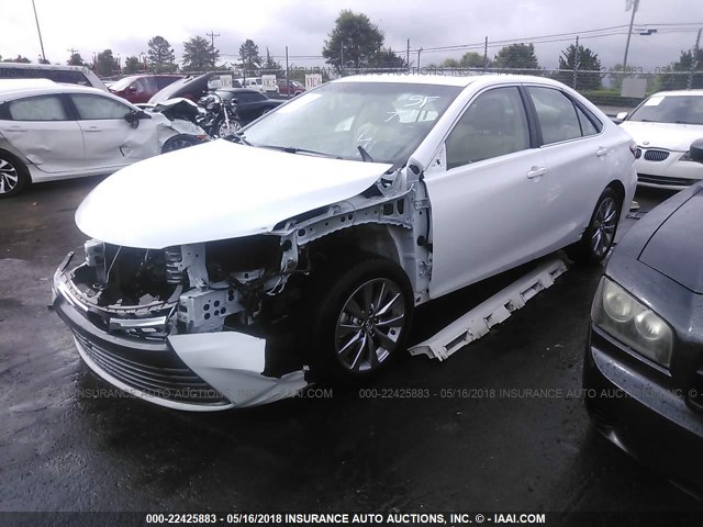 4T1BF1FK9HU705739 - 2017 TOYOTA CAMRY LE/XLE/SE/XSE WHITE photo 2
