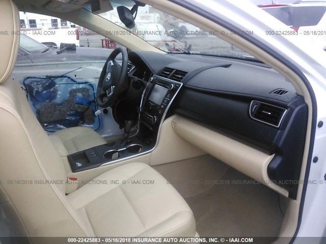 4T1BF1FK9HU705739 - 2017 TOYOTA CAMRY LE/XLE/SE/XSE WHITE photo 5