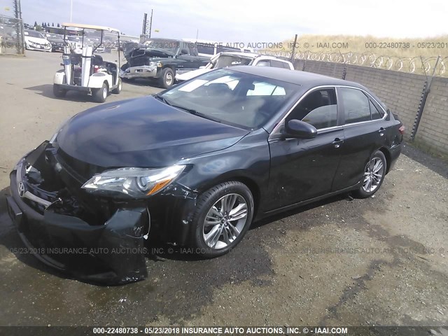 4T1BF1FK2GU194762 - 2016 TOYOTA CAMRY LE/XLE/SE/XSE BLUE photo 2