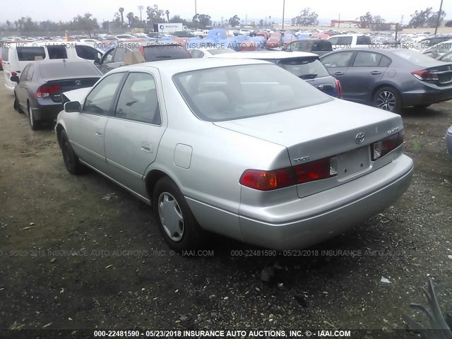 4T1BG22K7YU697861 - 2000 TOYOTA CAMRY CE/LE/XLE SILVER photo 3