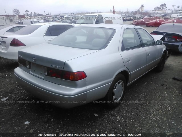 4T1BG22K7YU697861 - 2000 TOYOTA CAMRY CE/LE/XLE SILVER photo 4