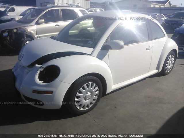 3VWPG3AG8AM009323 - 2010 VOLKSWAGEN NEW BEETLE WHITE photo 2