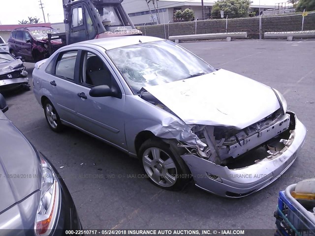 1FAFP34N55W174380 - 2005 FORD FOCUS ZX4 SILVER photo 1