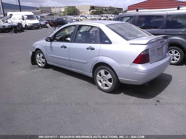 1FAFP34N55W174380 - 2005 FORD FOCUS ZX4 SILVER photo 3