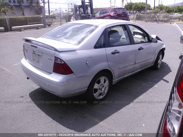 1FAFP34N55W174380 - 2005 FORD FOCUS ZX4 SILVER photo 4