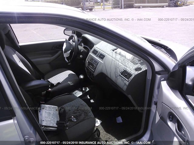 1FAFP34N55W174380 - 2005 FORD FOCUS ZX4 SILVER photo 5