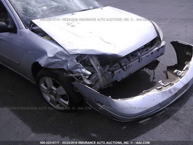 1FAFP34N55W174380 - 2005 FORD FOCUS ZX4 SILVER photo 6