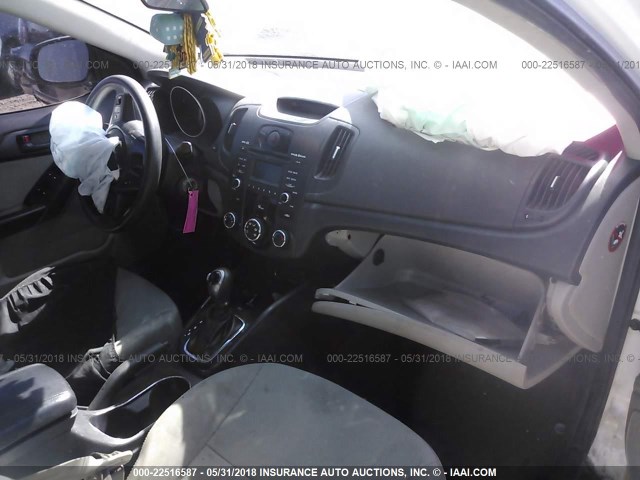 KNAFU4A2XC5531572 - 2012 KIA FORTE EX WHITE photo 5