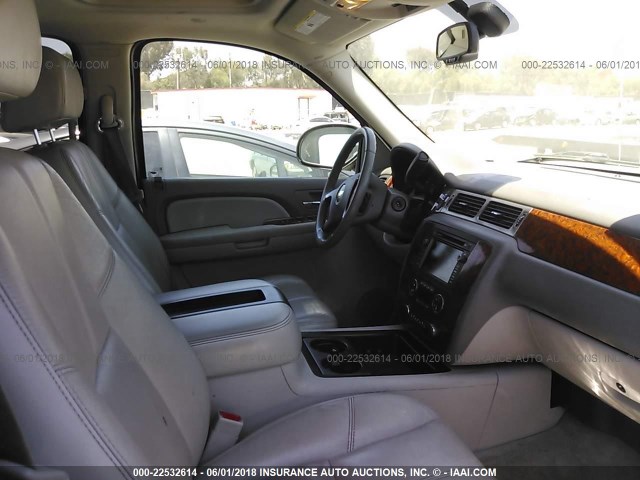 1GNFK13097R241641 - 2007 CHEVROLET TAHOE K1500 WHITE photo 5