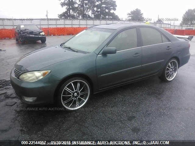 4T1BE30K55U087953 - 2005 TOYOTA CAMRY LE/XLE/SE GREEN photo 2