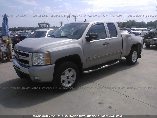 1GCEK29009Z264276 - 2009 CHEVROLET SILVERADO K1500 LT SILVER photo 2