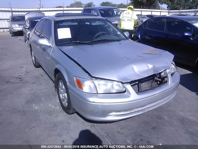 JT2BF22K410328016 - 2001 TOYOTA CAMRY CE/LE/XLE SILVER photo 1