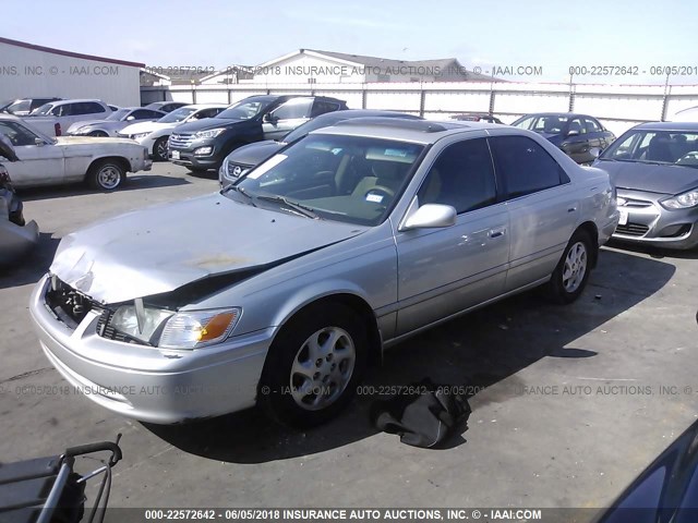 JT2BF22K410328016 - 2001 TOYOTA CAMRY CE/LE/XLE SILVER photo 2