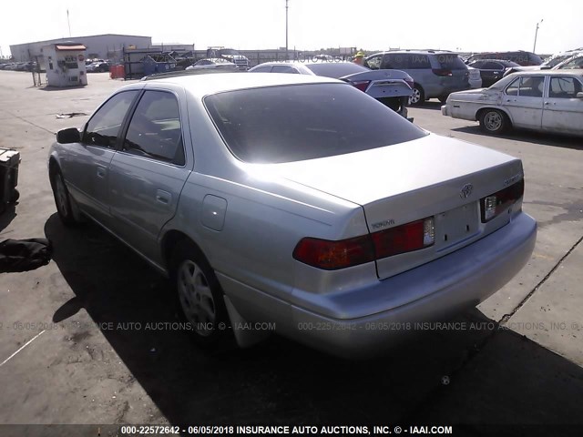 JT2BF22K410328016 - 2001 TOYOTA CAMRY CE/LE/XLE SILVER photo 3