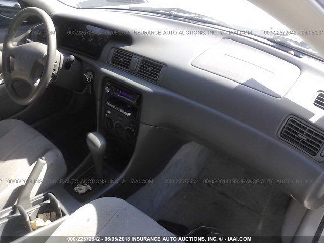 JT2BF22K410328016 - 2001 TOYOTA CAMRY CE/LE/XLE SILVER photo 5