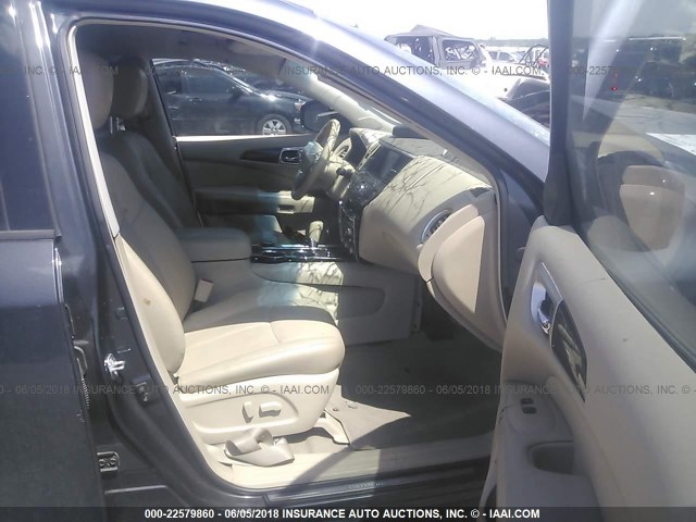 5N1AR2MM8DC660824 - 2013 NISSAN PATHFINDER S/SV/SL/PLATINUM GRAY photo 5