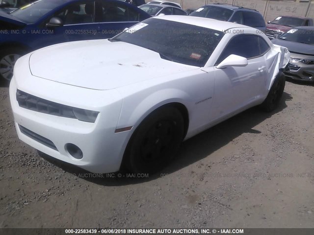 2G1FA1E38D9160115 - 2013 CHEVROLET CAMARO LS WHITE photo 2