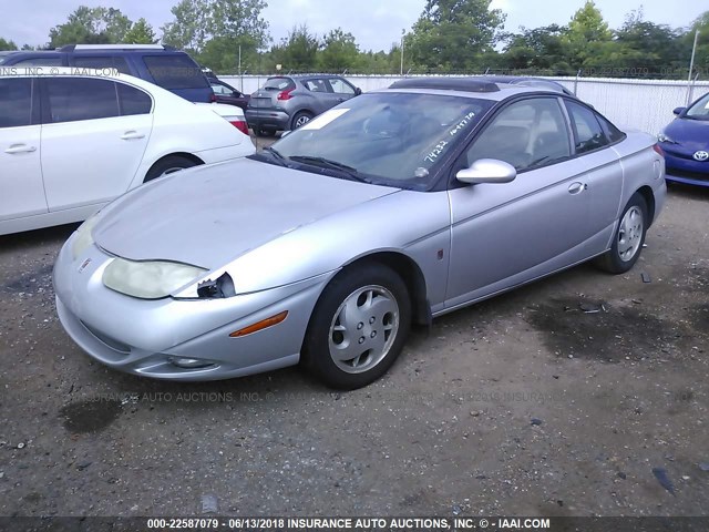 1G8ZY127X2Z260110 - 2002 SATURN SC2 SILVER photo 2