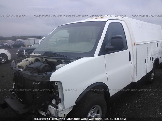 1GBHG31U431147233 - 2003 CHEVROLET EXPRESS G3500  WHITE photo 2