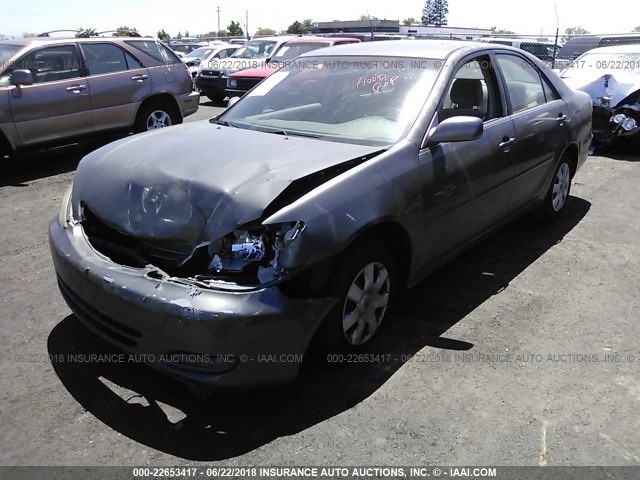 JTDBE32K120135758 - 2002 TOYOTA CAMRY LE/XLE/SE GRAY photo 2