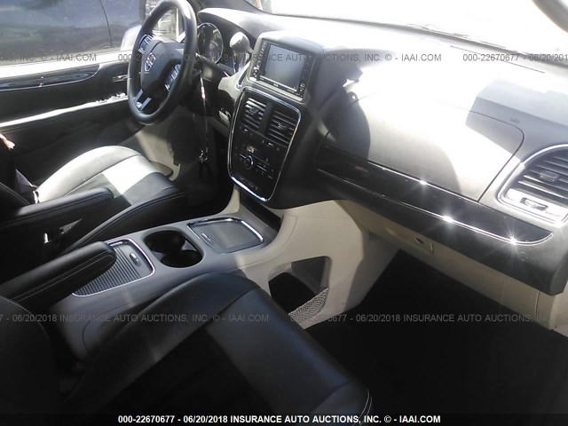 2C4RDGCG6HR713628 - 2017 DODGE GRAND CARAVAN SXT GRAY photo 5