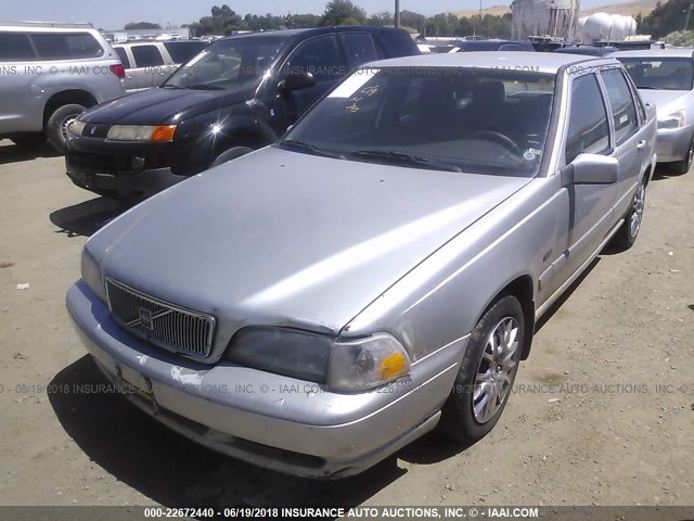 YV1LS5574W1523304 - 1998 VOLVO S70 SILVER photo 2