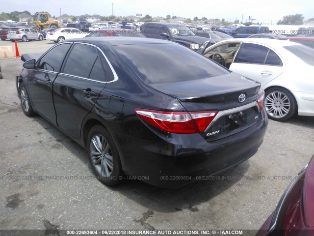 4T1BF1FK2FU021435 - 2015 TOYOTA CAMRY LE/XLE/SE/XSE 黑色 照片 3