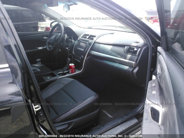 4T1BF1FK2FU021435 - 2015 TOYOTA CAMRY LE/XLE/SE/XSE 黑色 照片 5