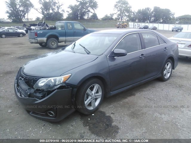 4T1BF1FK0DU649863 - 2013 TOYOTA CAMRY L/SE/LE/XLE ნაცრისფერი ფოტო 2