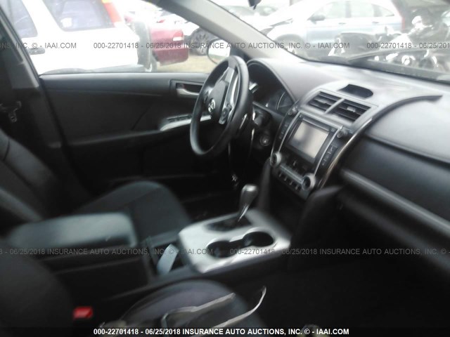 4T1BF1FK0DU649863 - 2013 TOYOTA CAMRY L/SE/LE/XLE ნაცრისფერი ფოტო 5